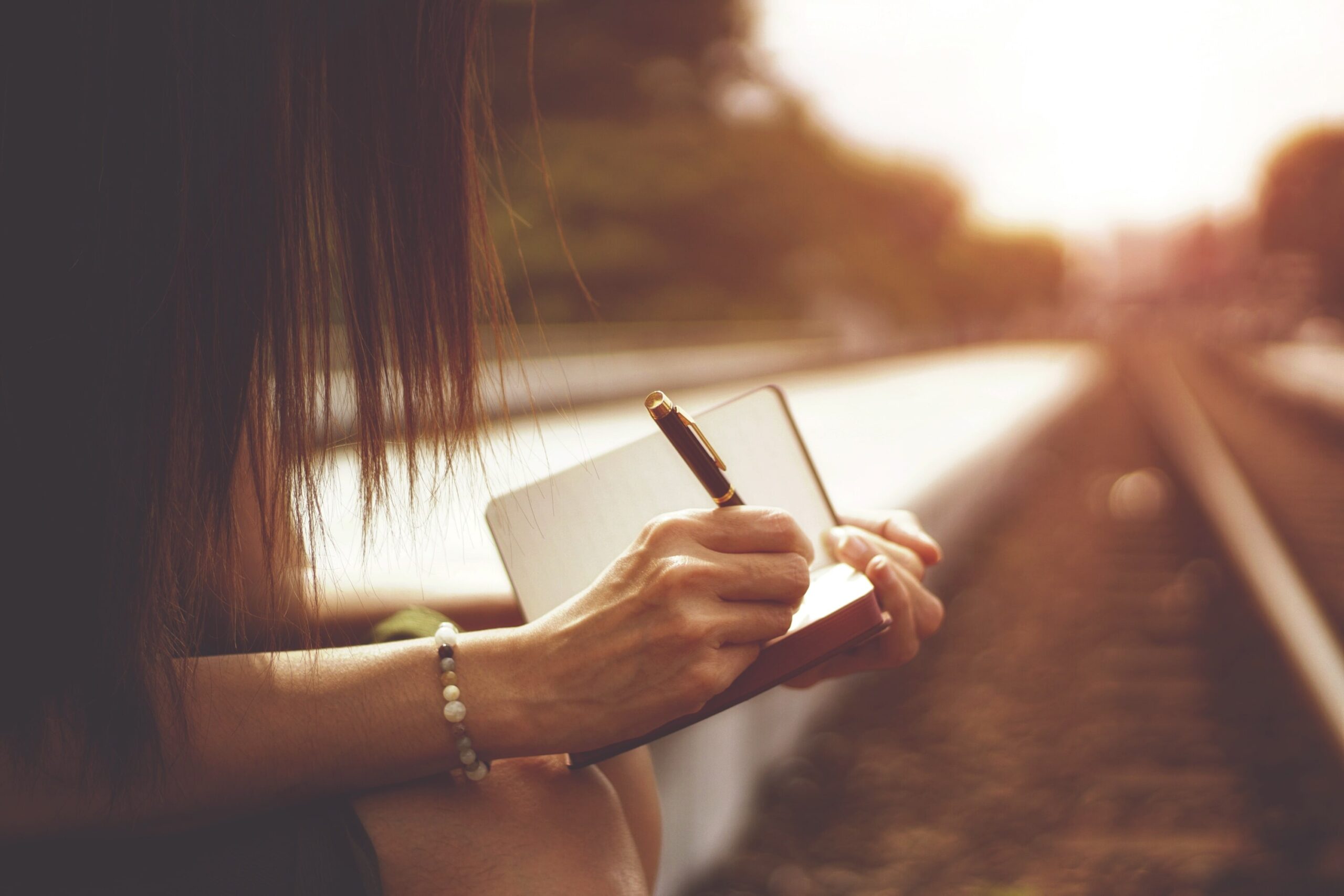 mujer escribiendo